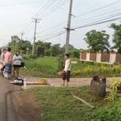 หวิดดับ รถกระบะพุ่งชนเสาไฟฟ้า ไถลตกข้างทาง คาดคนขับหลับใน 