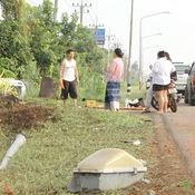 หวิดดับ รถกระบะพุ่งชนเสาไฟฟ้า ไถลตกข้างทาง คาดคนขับหลับใน 