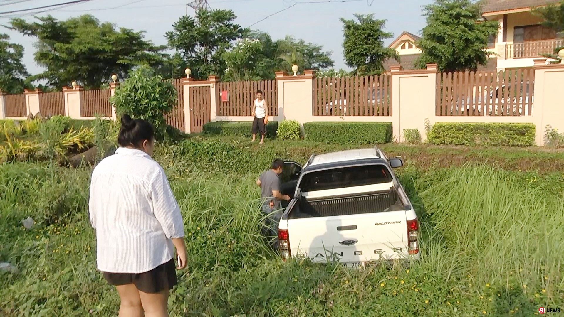 หวิดดับ รถกระบะพุ่งชนเสาไฟฟ้า ไถลตกข้างทาง คาดคนขับหลับใน 