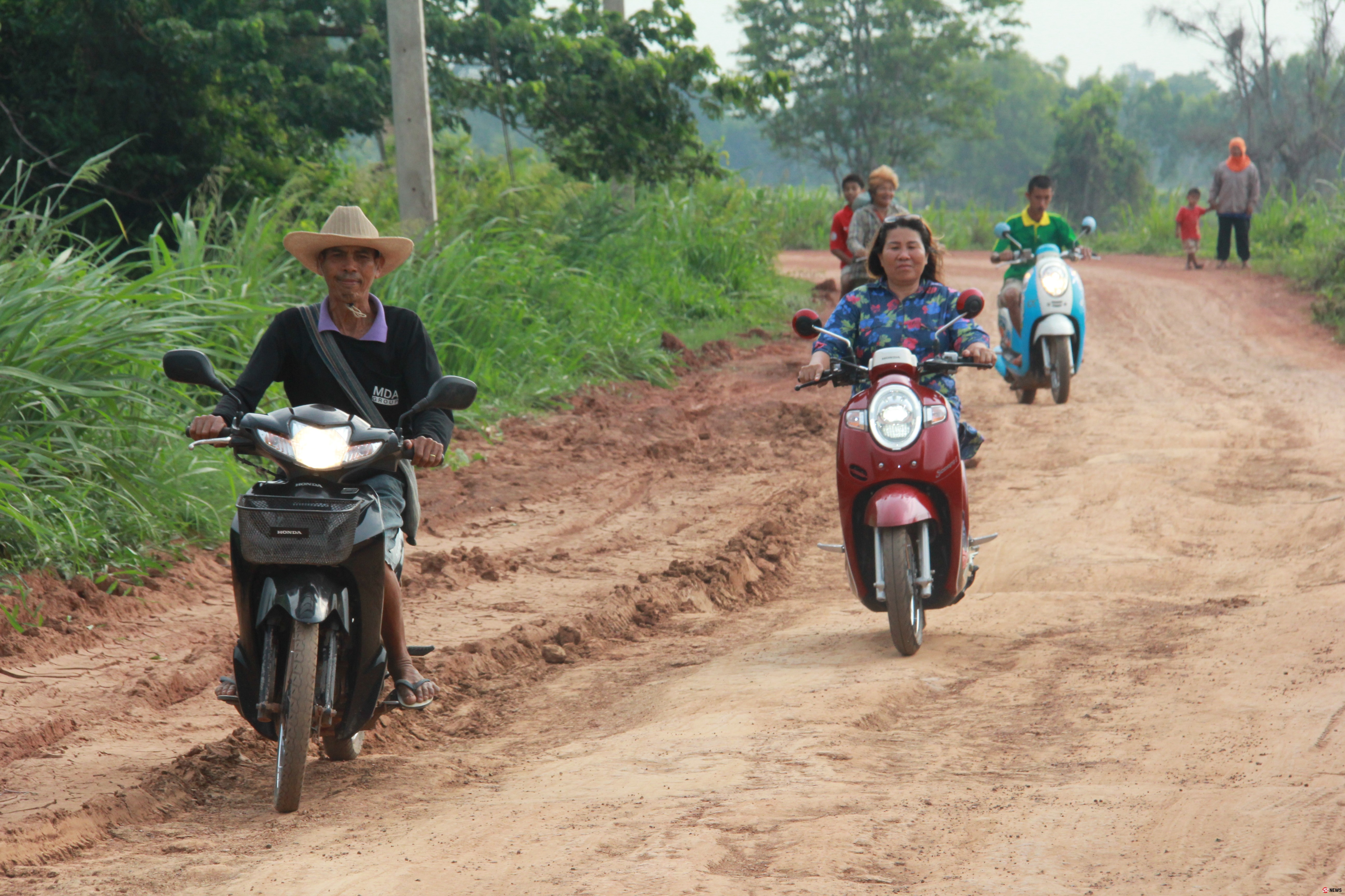 ชาวบ้าน 6 หมู่บ้าน ร้องถนนยาว 8 กิโลสัญจรลำบาก หลายจุดกลายเป็นโคลน เด็กเสี่ยงอันตราย 