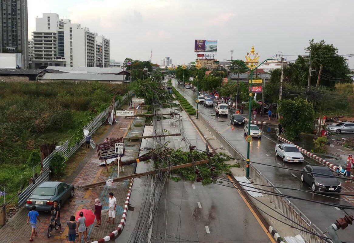 เสาไฟฟ้าล้ม