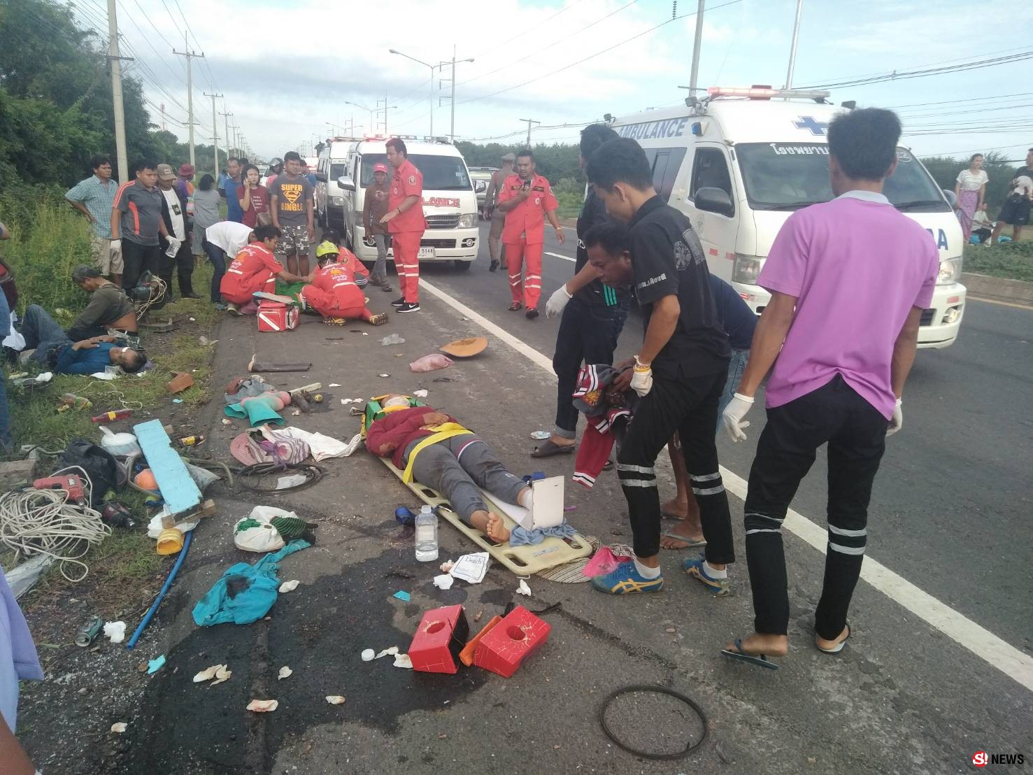 กระบะขนคนงาน ยางระเบิด พลิกคว่ำเทกระจาด เจ็บระนาว 14 สาหัสอีก 2 