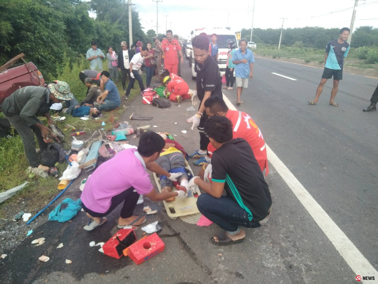 กระบะขนคนงาน ยางระเบิด พลิกคว่ำเทกระจาด เจ็บระนาว 14 สาหัสอีก 2 