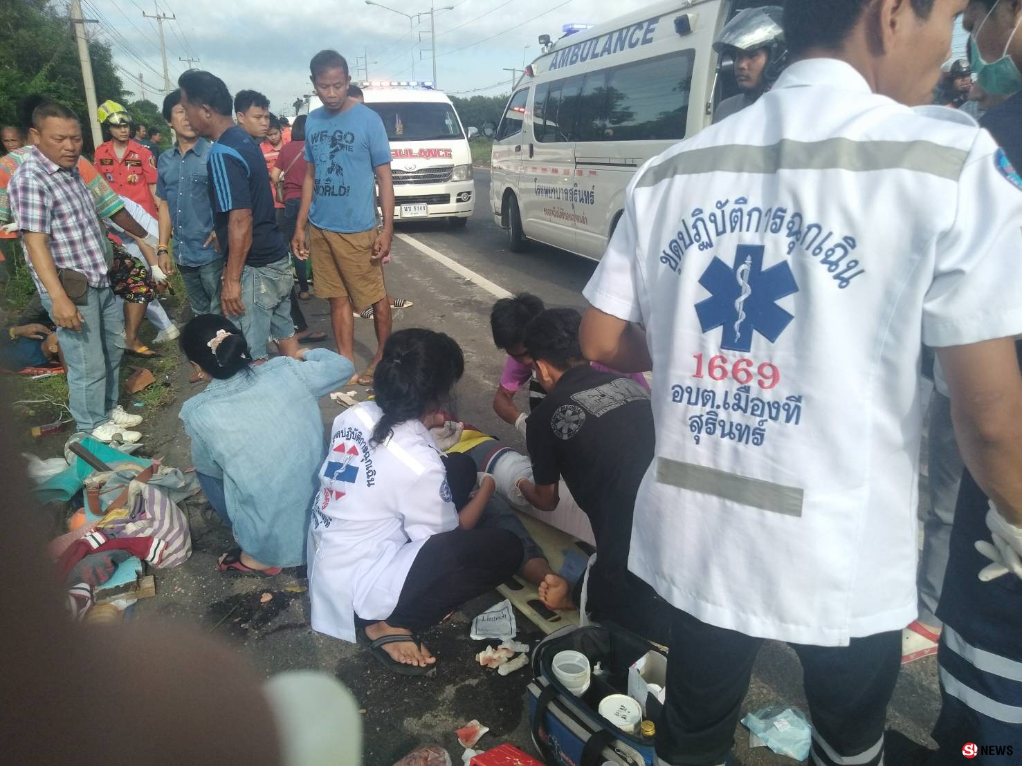 กระบะขนคนงาน ยางระเบิด พลิกคว่ำเทกระจาด เจ็บระนาว 14 สาหัสอีก 2 