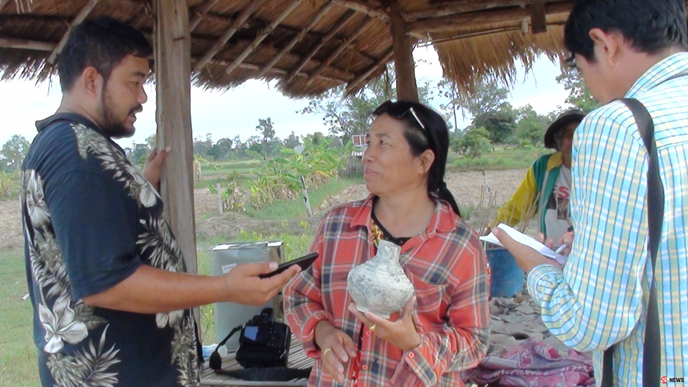 รถแบ็กโฮขุดสระน้ำ พบเครื่องปั้นดินเผาโบราณอายุกว่า 100 ปี เทียบเคียงคล้ายพบที่บ้านเชียง