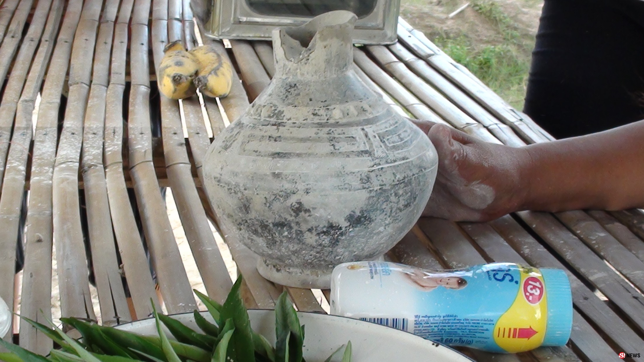 รถแบ็กโฮขุดสระน้ำ พบเครื่องปั้นดินเผาโบราณอายุกว่า 100 ปี เทียบเคียงคล้ายพบที่บ้านเชียง