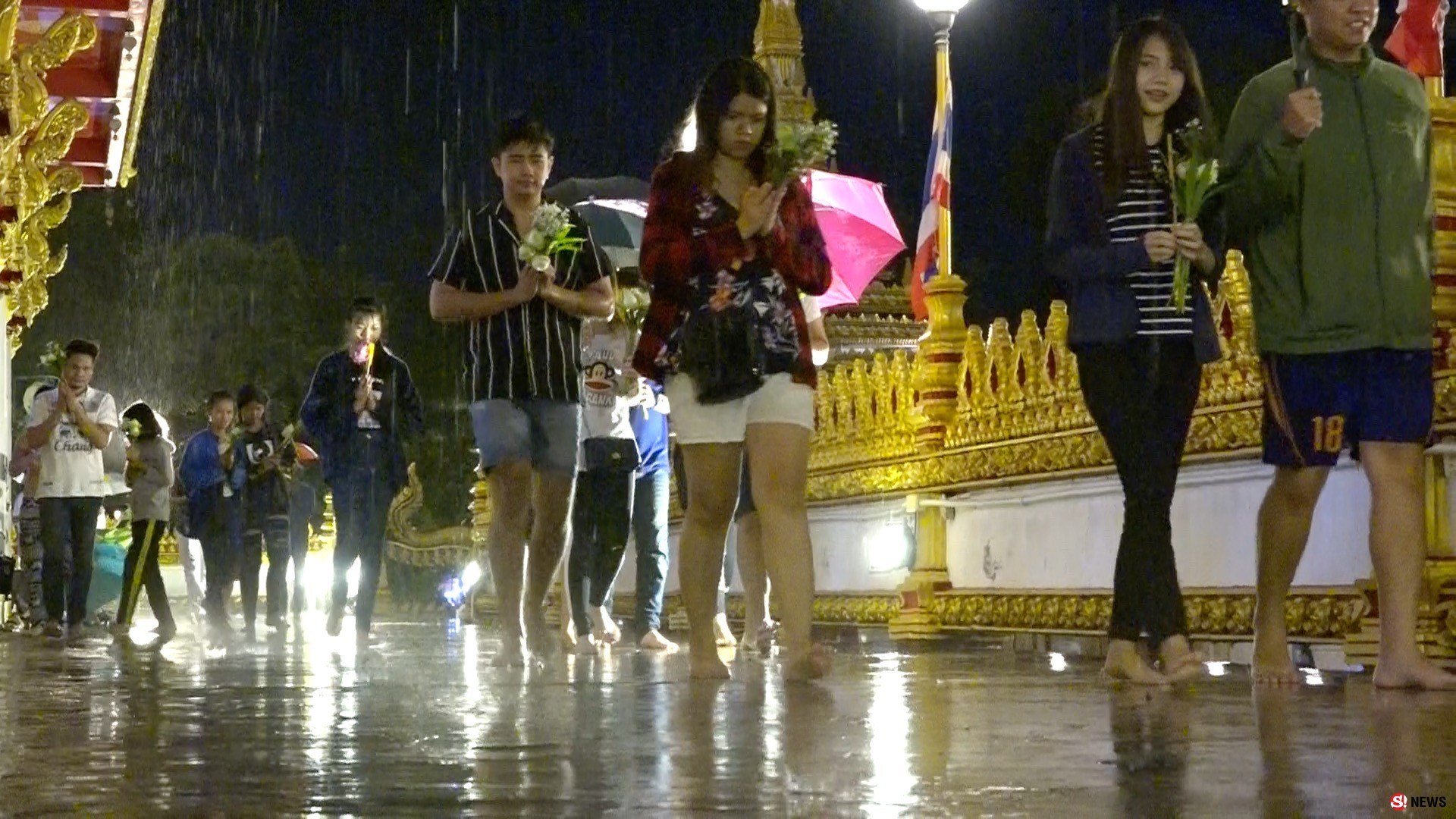 ลุยฝน! พุทธศาสนิกชนร่วมเวียนเทียนวันวิสาขบูชา แม้ฝนจะตกแต่ไม่เป็นอุปสรรค