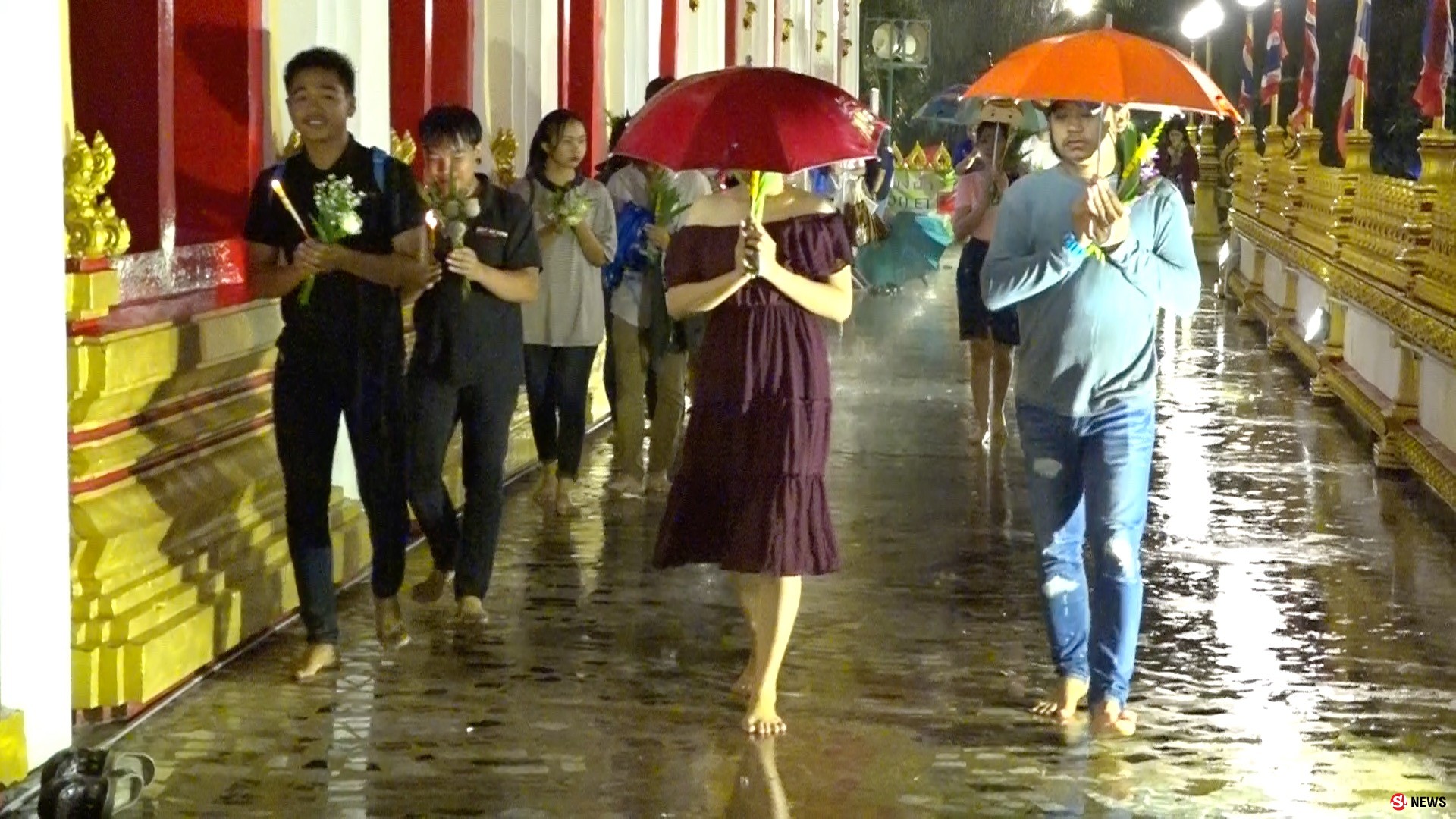 ลุยฝน! พุทธศาสนิกชนร่วมเวียนเทียนวันวิสาขบูชา แม้ฝนจะตกแต่ไม่เป็นอุปสรรค