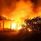 เพลิงพิโรธ! ไฟไหม้วอดบ้านสองตายายกลางดึก ก่อนแจ้งดับเพลิงระงับเหตุ เสียหายร่วม 3 แสน