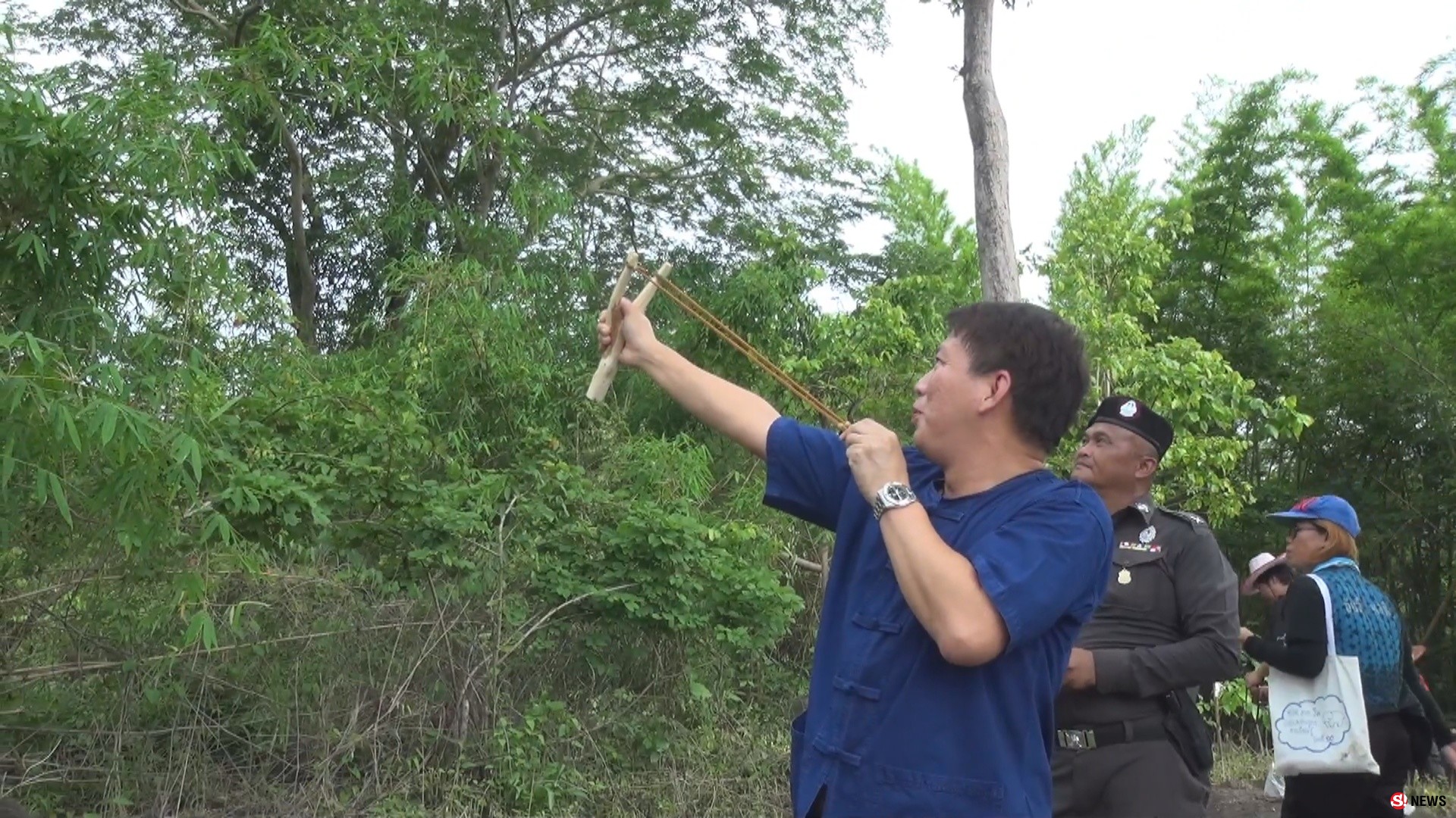 ปลูกป่าด้วยหนังสติ๊ก นอภ.วังโป่ง นำชาวบ้านยิงเมล็ดพันธุ์ 6,000 เมล็ด สู่ป่ารอบชุมชน
