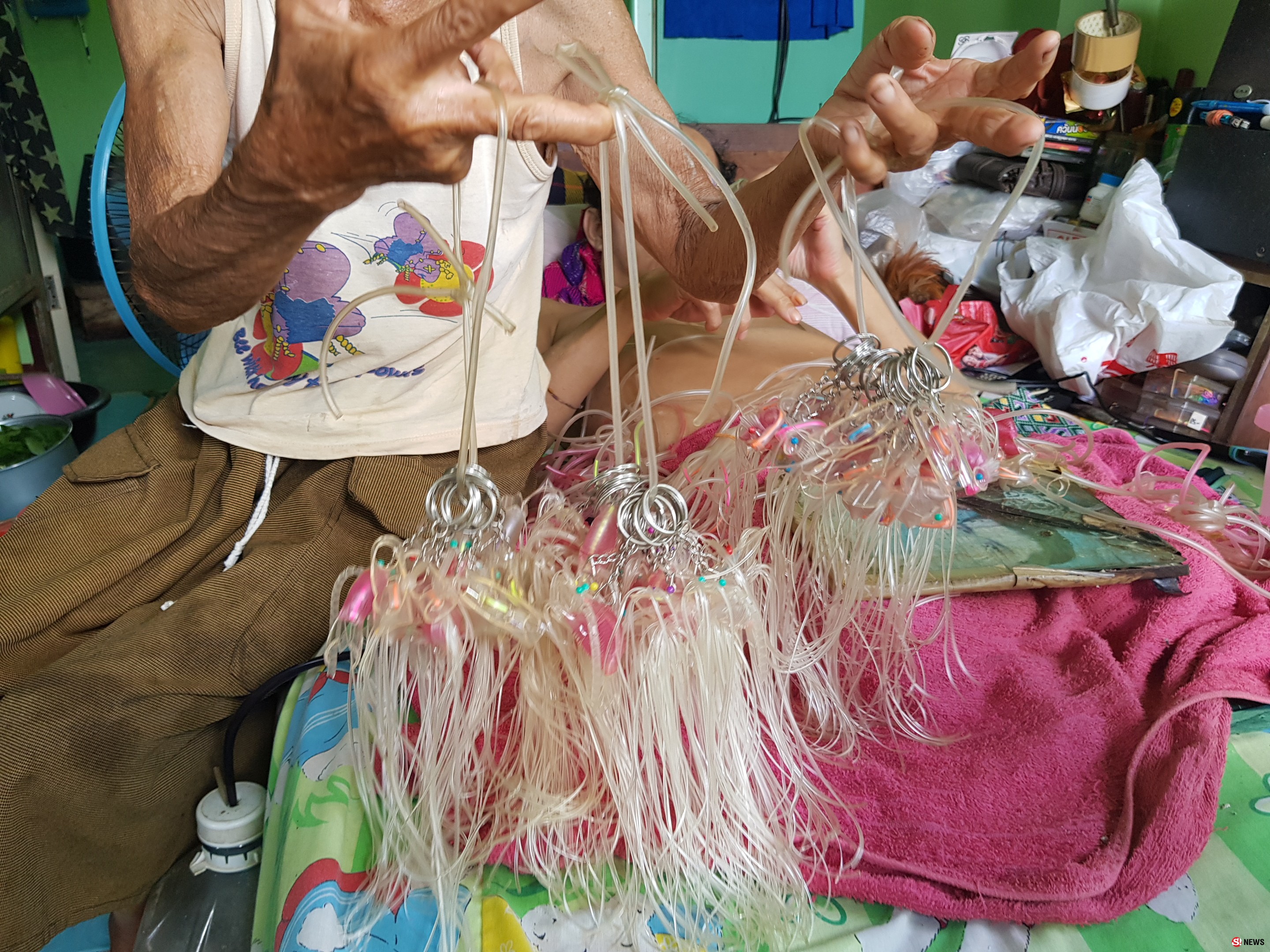 รักของแม่ แม่วัย 78 ปี ช่วยลูกพิการ 54 ปี นอนถักสายน้ำเกลือขายไม่ได้แล้ว