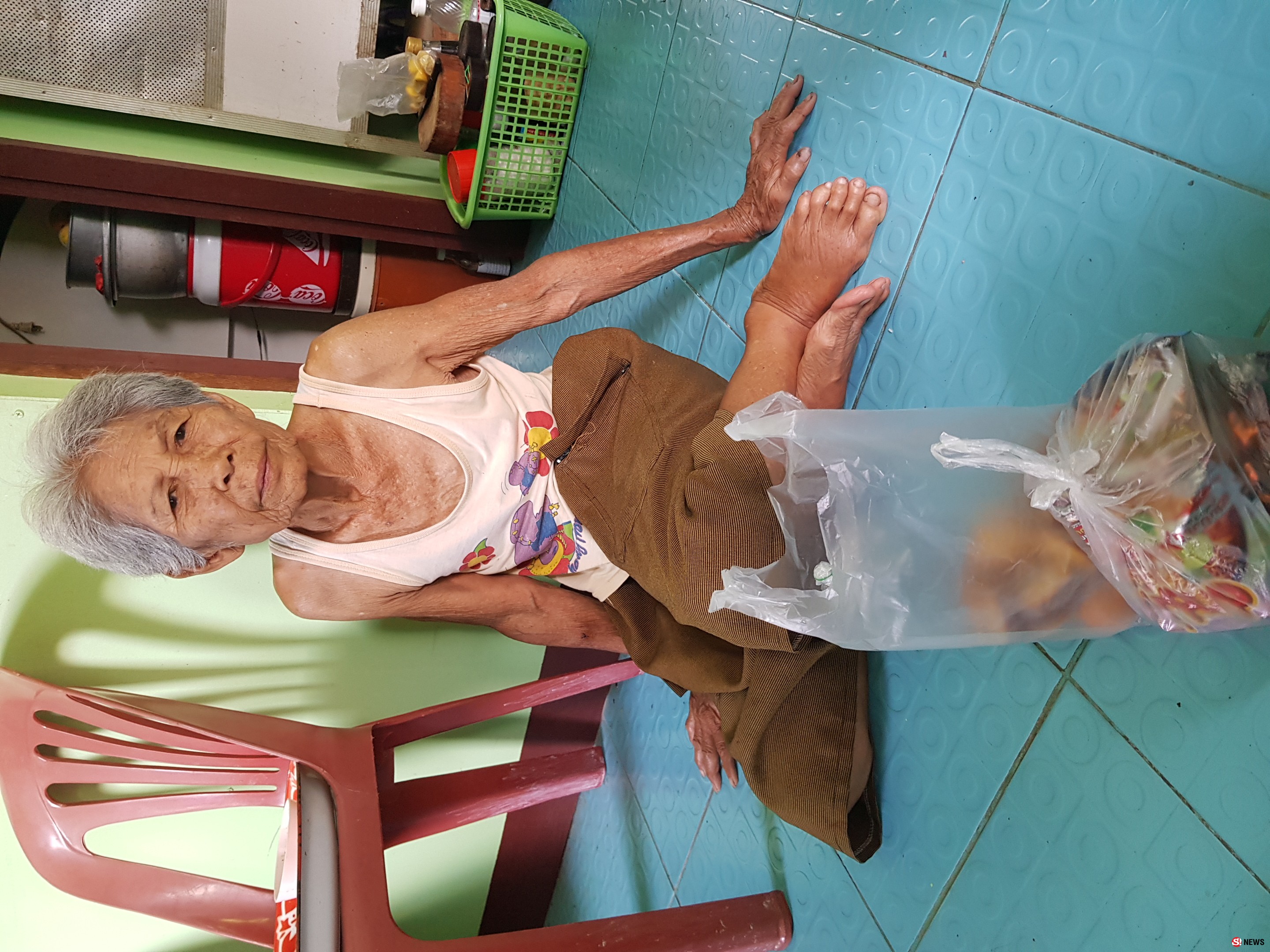 รักของแม่ แม่วัย 78 ปี ช่วยลูกพิการ 54 ปี นอนถักสายน้ำเกลือขายไม่ได้แล้ว