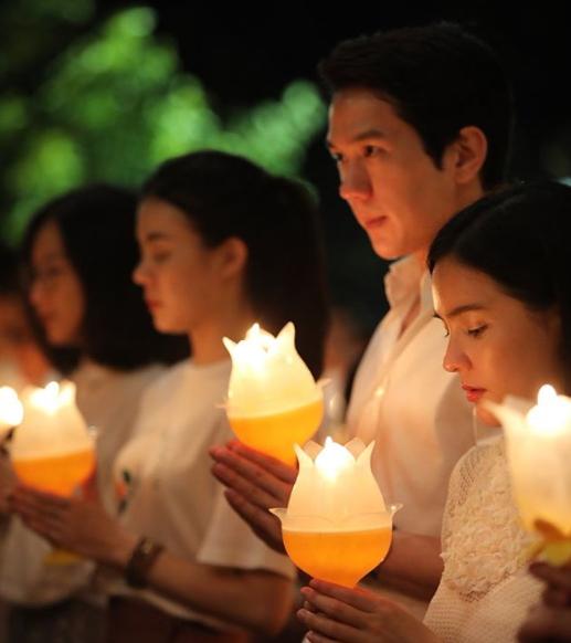 ออม แอมป์ ทำบุญเวียนเทียน