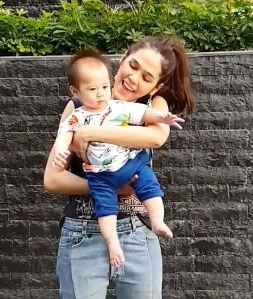 แม่ลูกเล่นอะไรกัน 