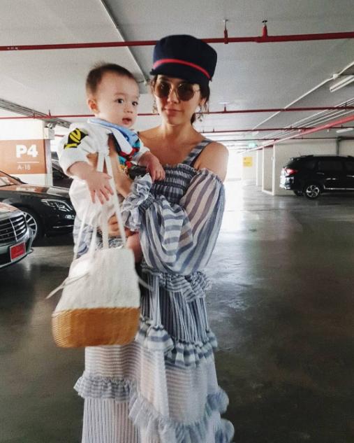 คุณแม่ชมพู่กระเตงลูกไปทุกที่