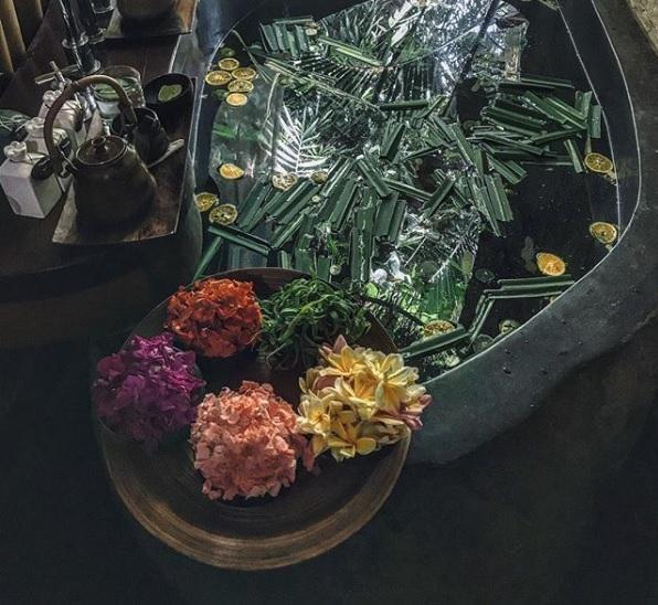 โฟร์ ทำสปาดอกไม้ที่บาหลี