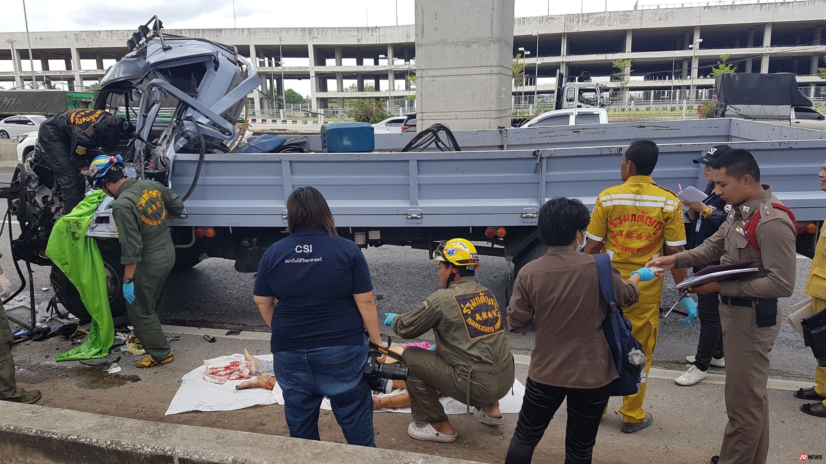 สุดเศร้า! หนุ่มซิ่งหกล้อเสยท้ายรถสิบล้อที่จอดอยู่ข้างทาง แฟนสาวนั่งข้างถูดอัดก๊อบปี้ดับคารถ