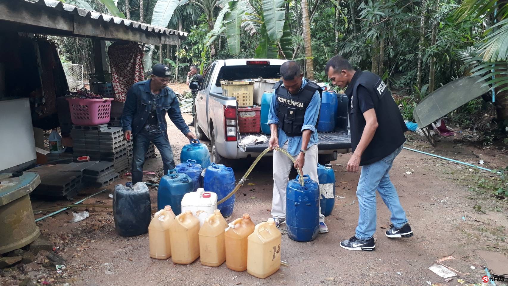 พิษน้ำมันแพง บุกจับนักค้าน้ำมันเถื่อนยึดอีก 12,000 ลิตร พบลักลอบขายในพื้นที่กันโจ่งครึ่ม