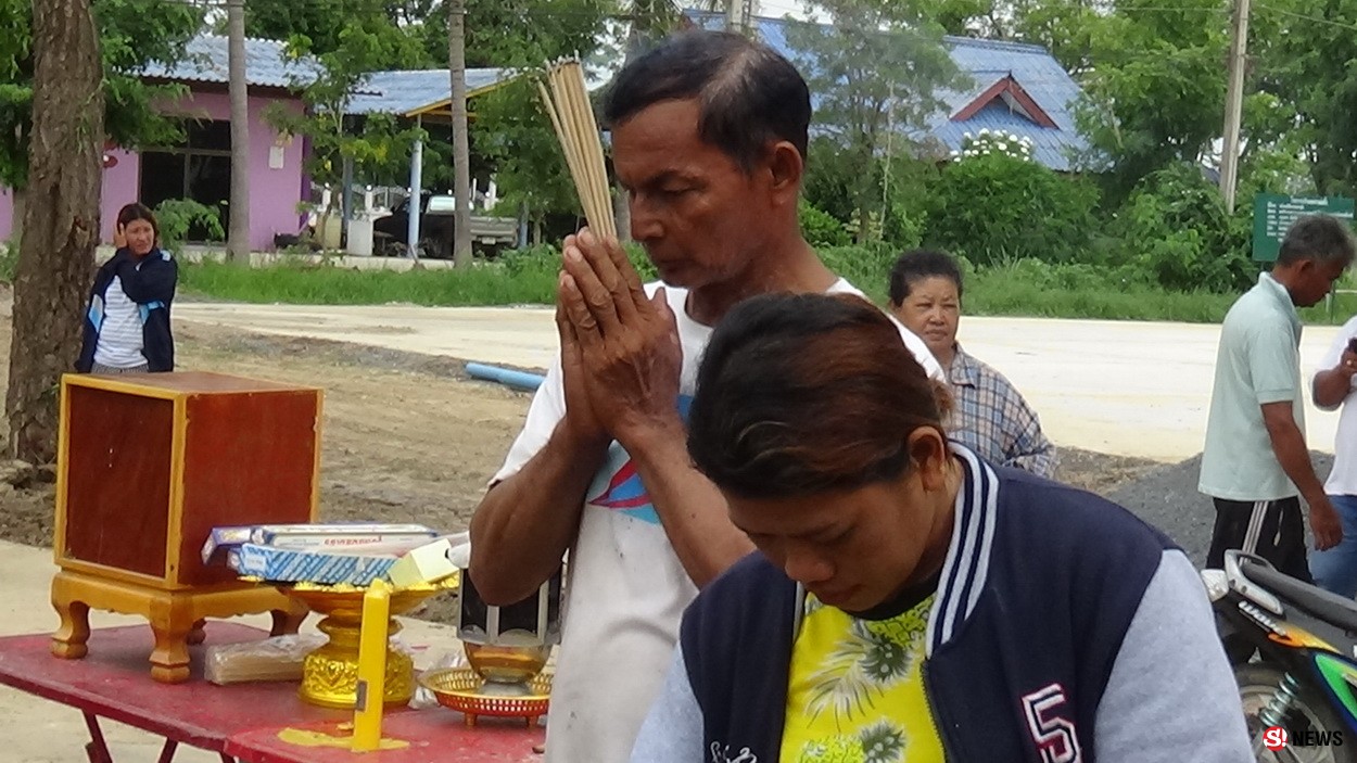 ขนลุก! ฝันเห็นผู้เฒ่าในแม่น้ำ รุ่งเช้าสำรวจพบต้นตะเคียงคู่ ชาวบ้านแห่กราบไหว้-ขอเลขเด็ด  