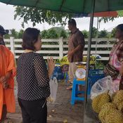 โผล่อีก! ลูกค้าโร่แจ้ง ตร. ให้เคลียร์แม่ค้าหลอกขายทุเรียนอ่อนราคาครึ่งพัน หวิดวางมวย      