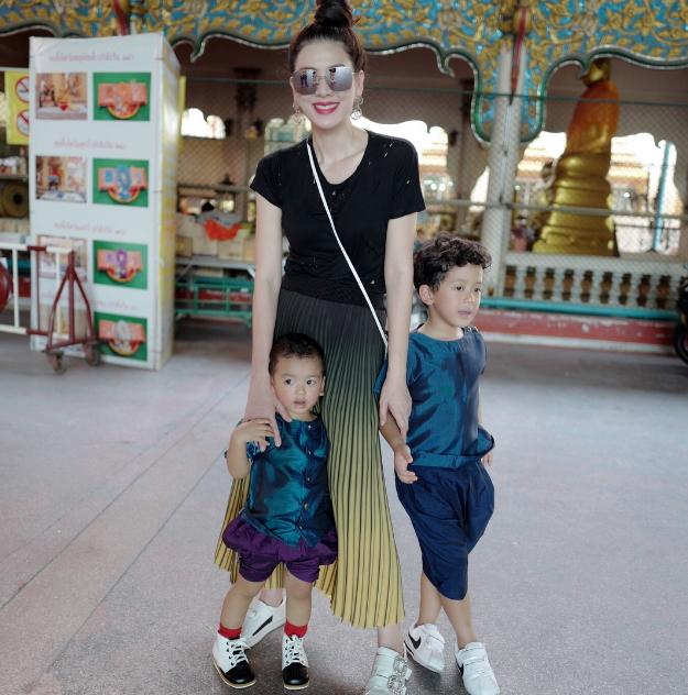 เอ๋ พรทิพย์ กับลูกๆ 