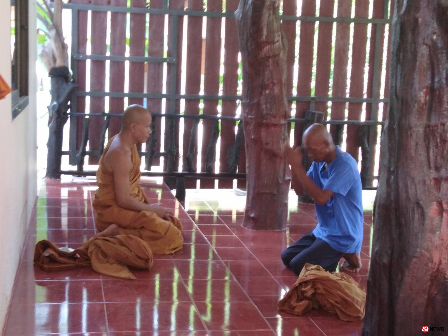 จีวรปลิว! รวบหลวงพี่คากุฏิก่อนเผ่นหนี ตรวจพบฉี่ม่วงพร้อมซุกยาบ้าใต้หมอนจับสึกดำเนินคดี