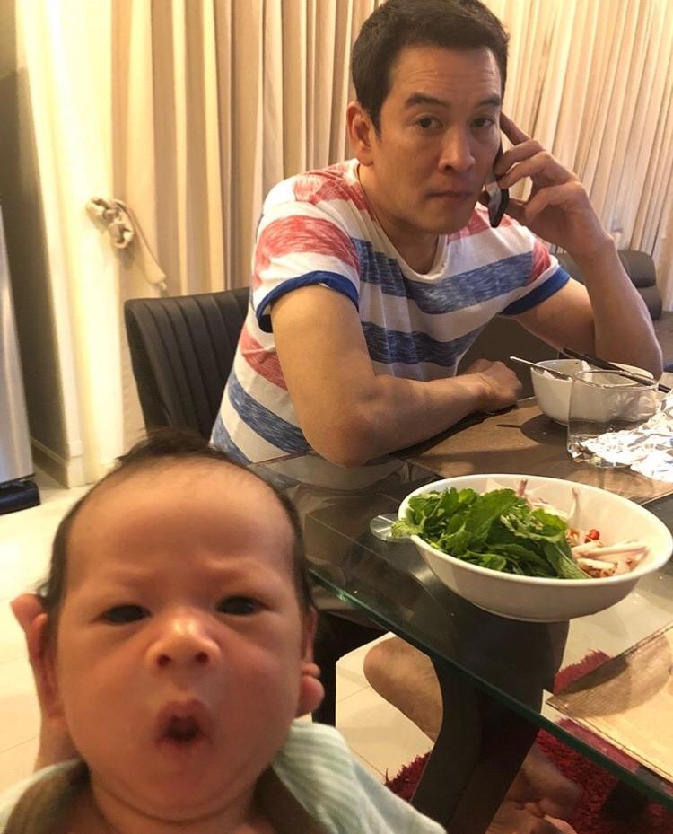 ชาคริต แย้มนาม