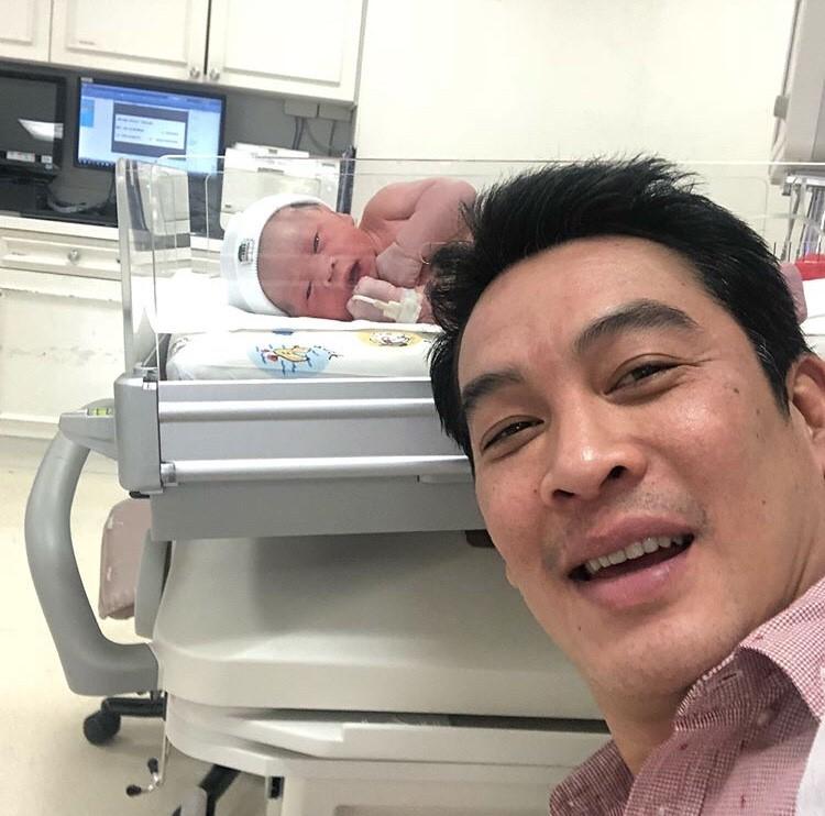 ชาคริต แย้มนาม