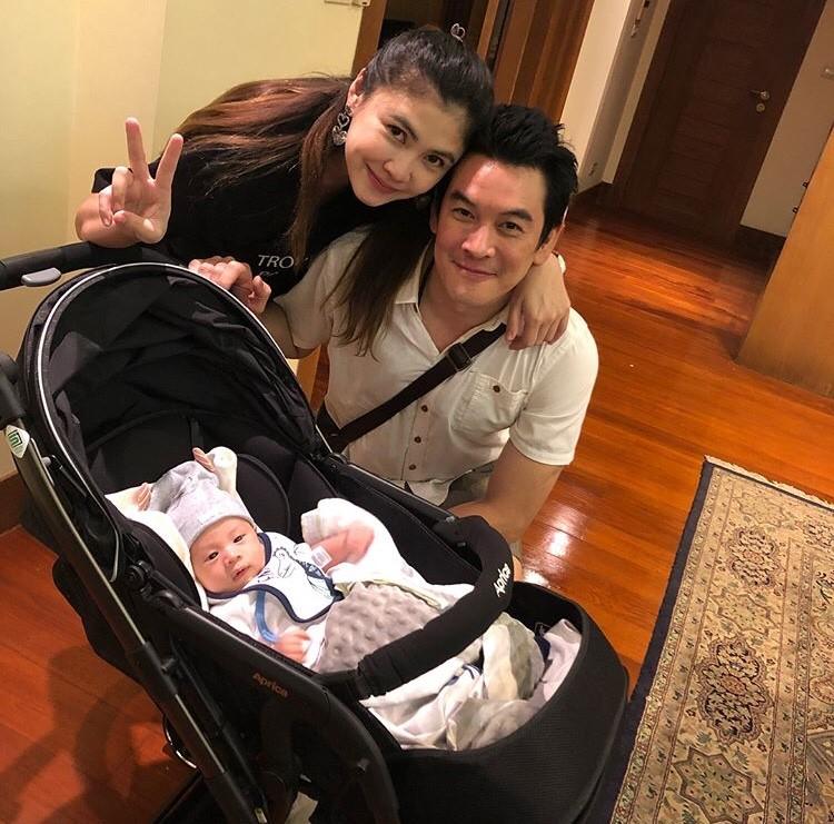 ชาคริต แย้มนาม