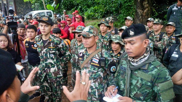 เจ้าหน้าที่ประชุมภารกิจค้นหา 13 ชีวิตหายในถ้ำหลวง วันที่ 3