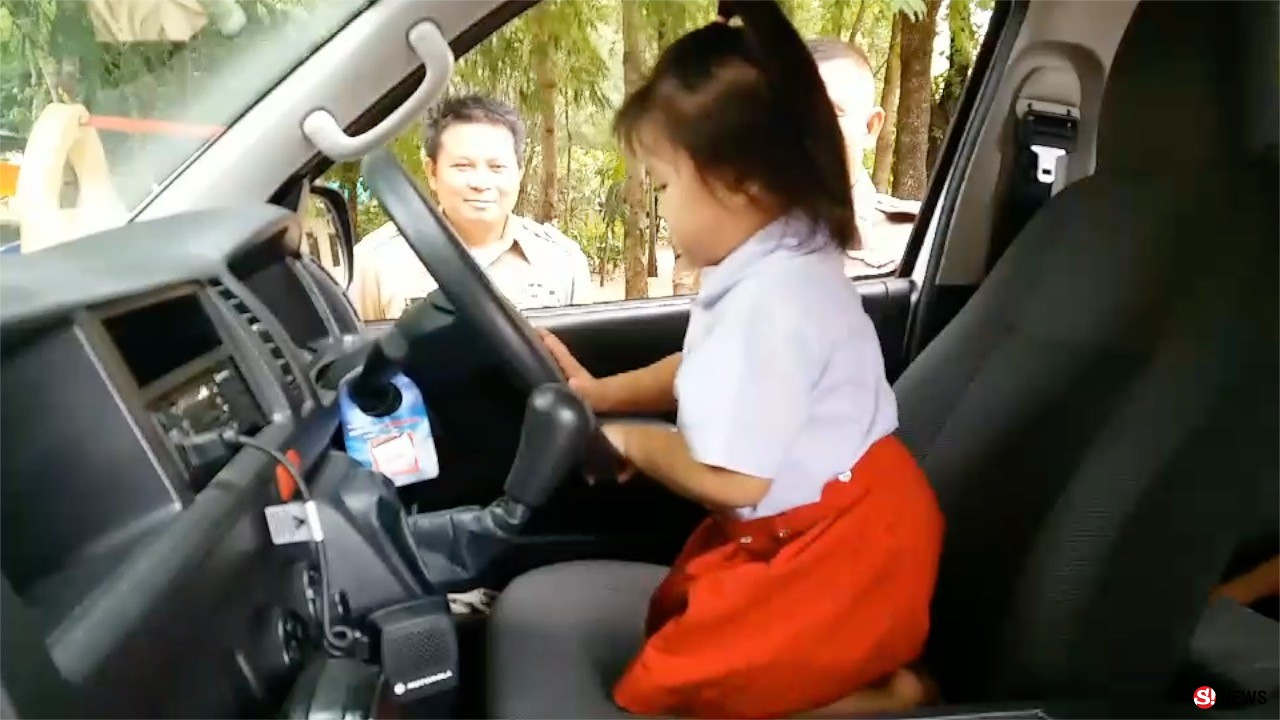 ช่วยตัวเอง! ดีเดย์สอนเด็กเล็กเรียนรู้กดแตร-เปิดประตู หากถูกลืมในรถยนต์กันเหตุสลดซ้ำรอย