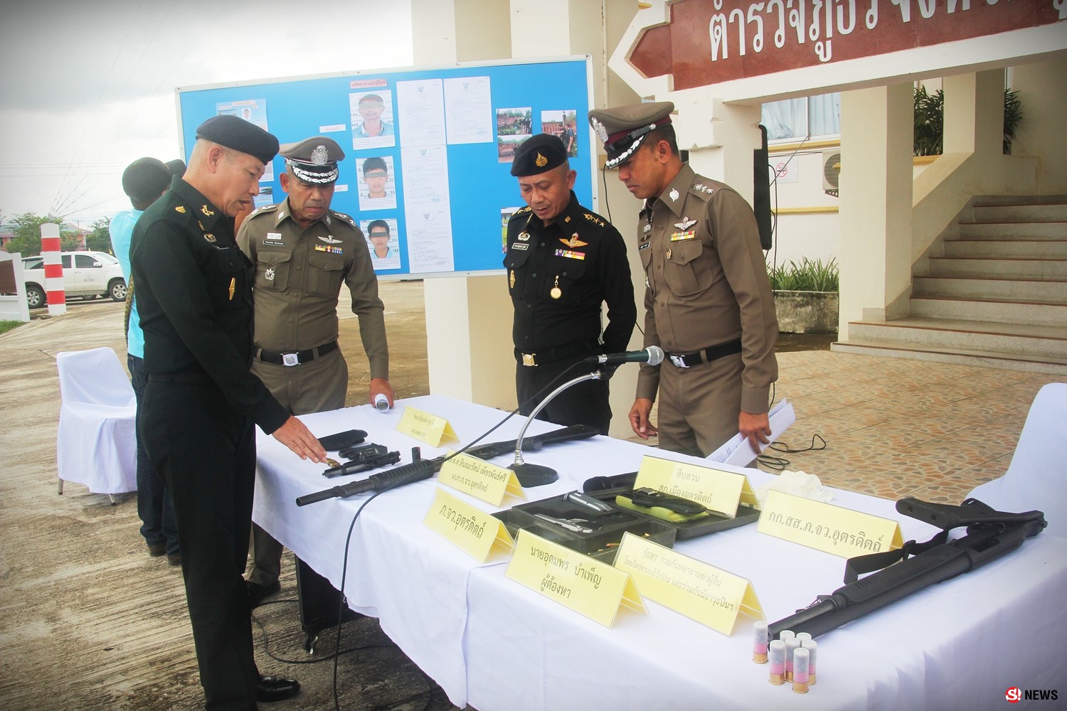 ตำรวจ ทหารอุตรดิตถ์ แถลงข่าวหลังจับกุมคนร้ายร่วมกันใช้อาวุธสงครามยิงถล่มร้านลาบเป็ด กลางเมืองอุตรดิตถ์ หลังตามล่าตัวนานกว่า 4 เดือน พบเป็นคนร้ายหนีหมายจับมีพฤติการณ์พัวพันหลายคดี เป็นผู้มีอิทธิพลจากภาคใต้มาสร้างสวนยางอยู่ที่จังหวัดอุตรดิตถ์