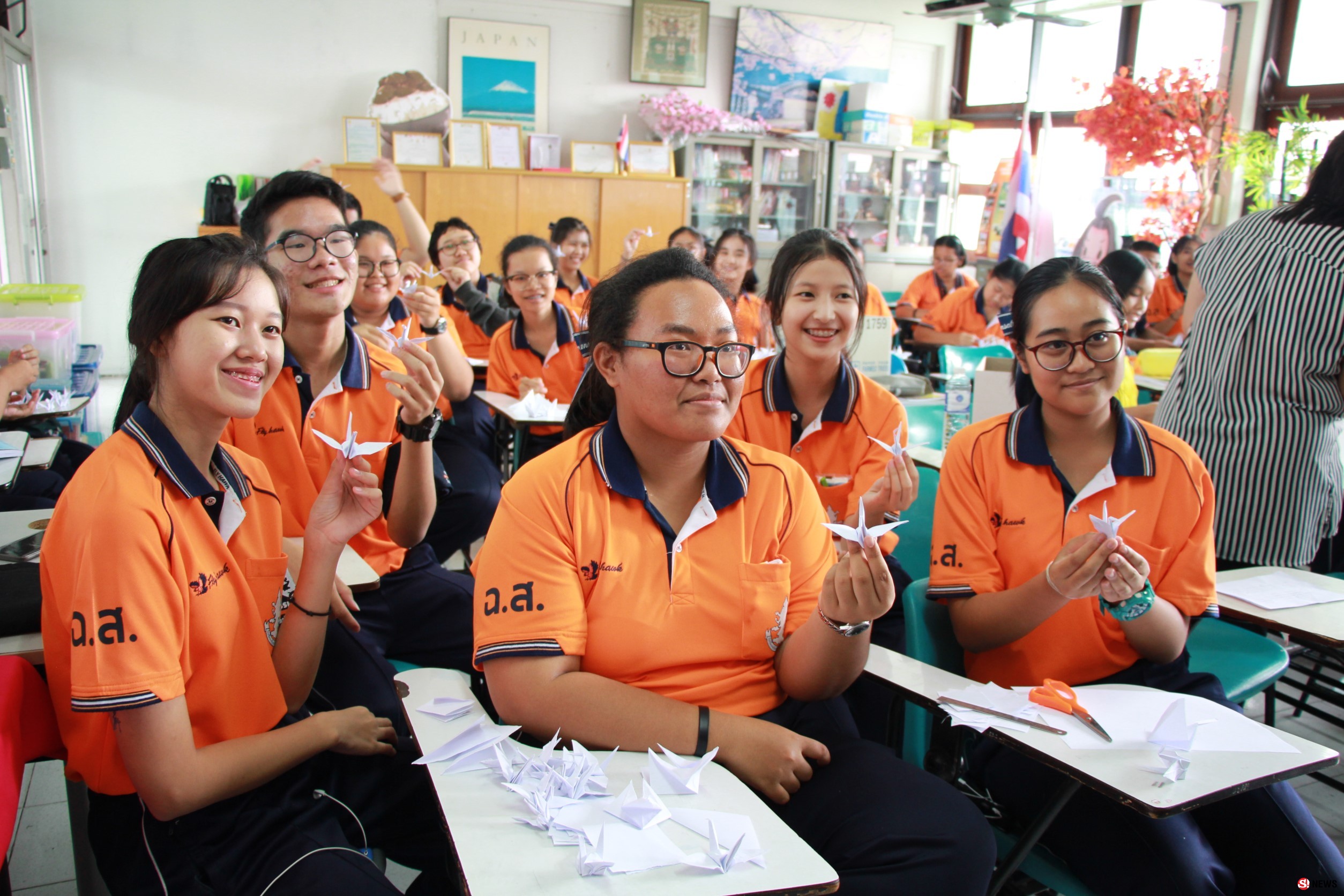 แทนคำห่วงใย นร.ภาษาญี่ปุ่นโรงเรียนดังพับนกกระเรียน 1,000 ตัว ส่งแรงใจช่วย 13 หมูป่า 