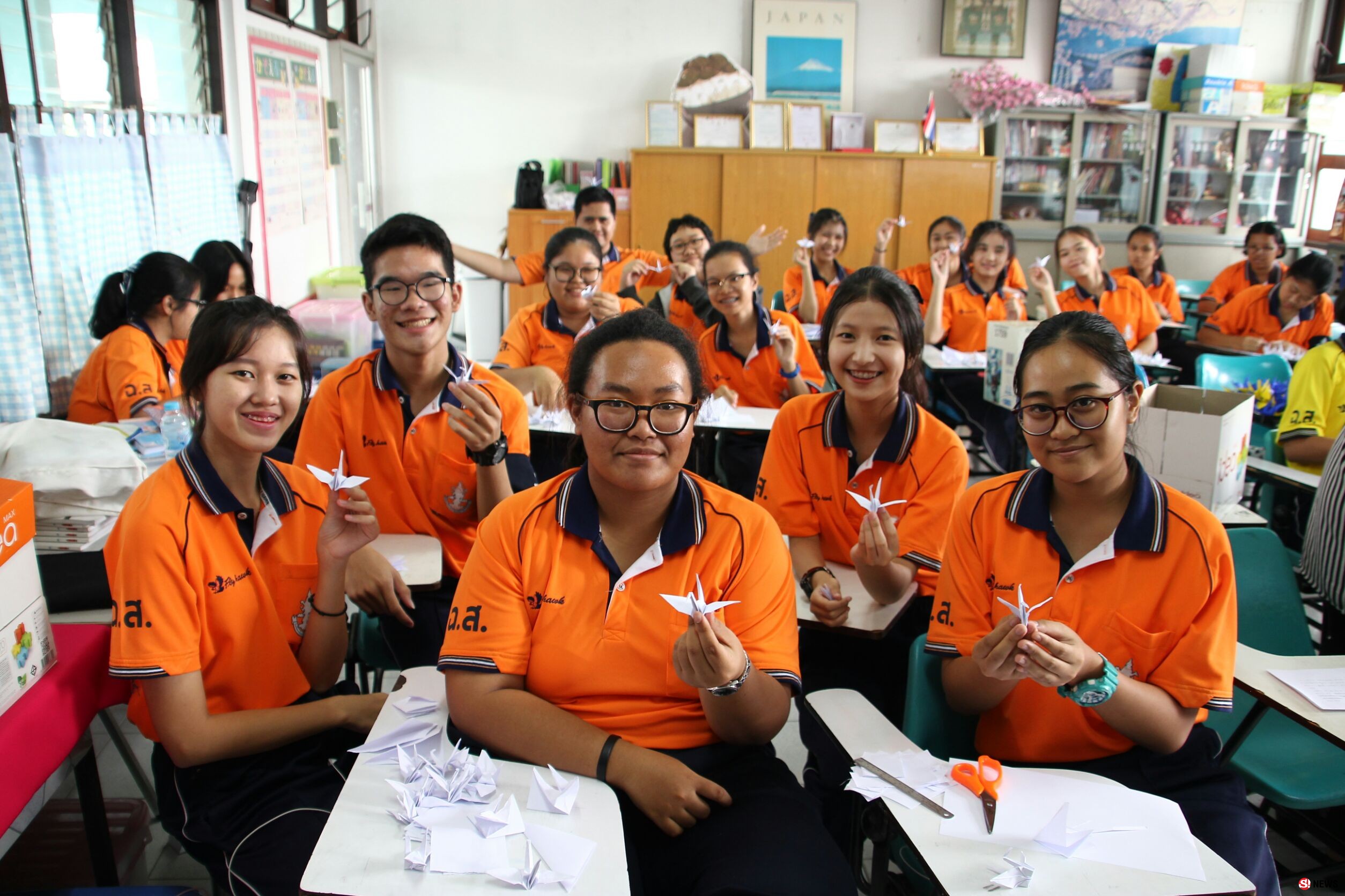 แทนคำห่วงใย นร.ภาษาญี่ปุ่นโรงเรียนดังพับนกกระเรียน 1,000 ตัว ส่งแรงใจช่วย 13 หมูป่า 