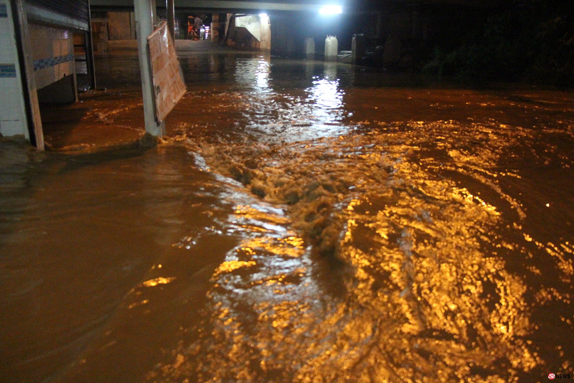 ฝนตกหนักทำน้ำสายเอ่อท่วมชายแดนแม่สาย