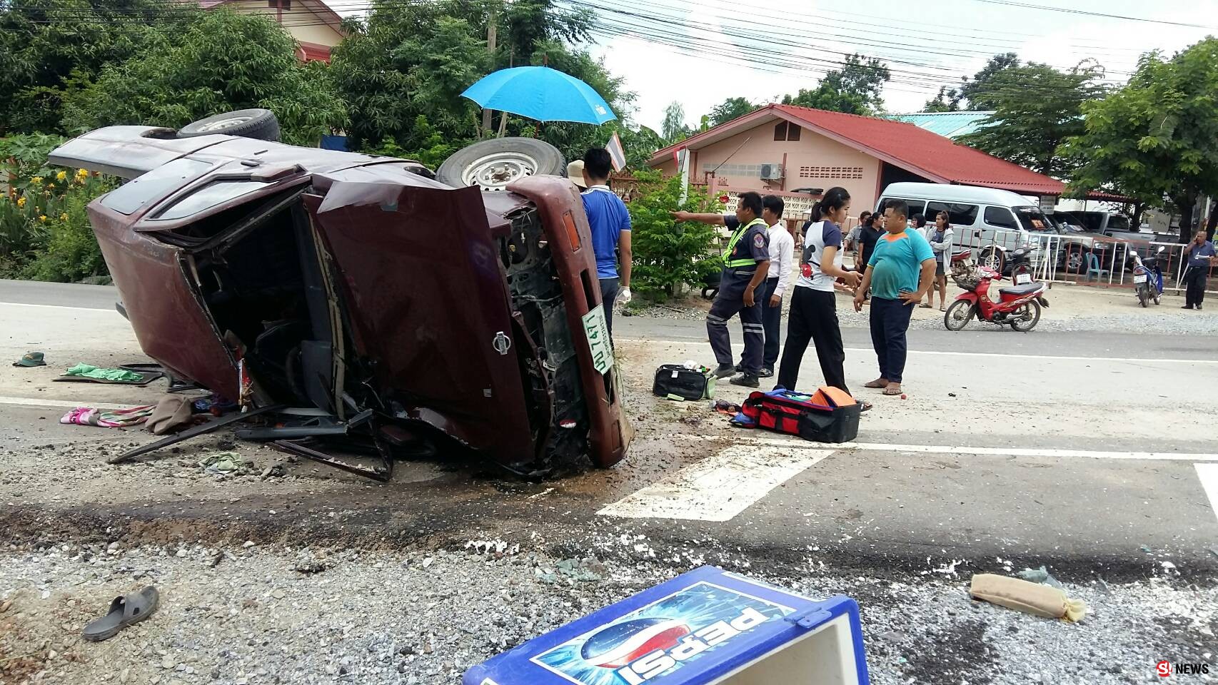 สนั่นกลางสี่แยก! กระบะซิ่งฝ่าไฟแดงประสานงารถทัวร์ เด็กชาย 8 ขวบเสียชีวิต