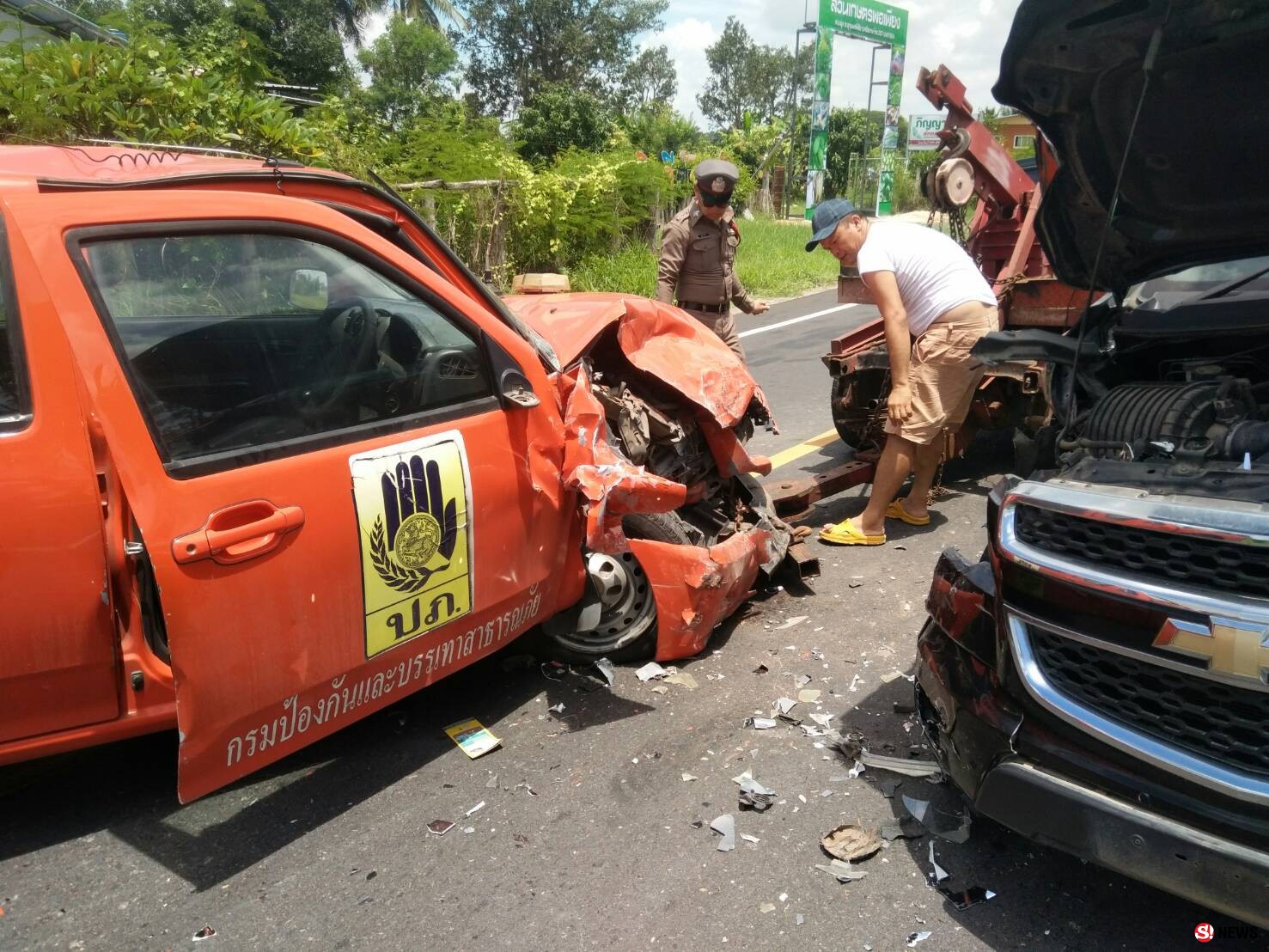 020761-ศรีสะเกษ รถกระบะหลุดโค้งชนประสานงากันอย่างจัง มีผู้บาดเจ็บสาหัส 4 ราย