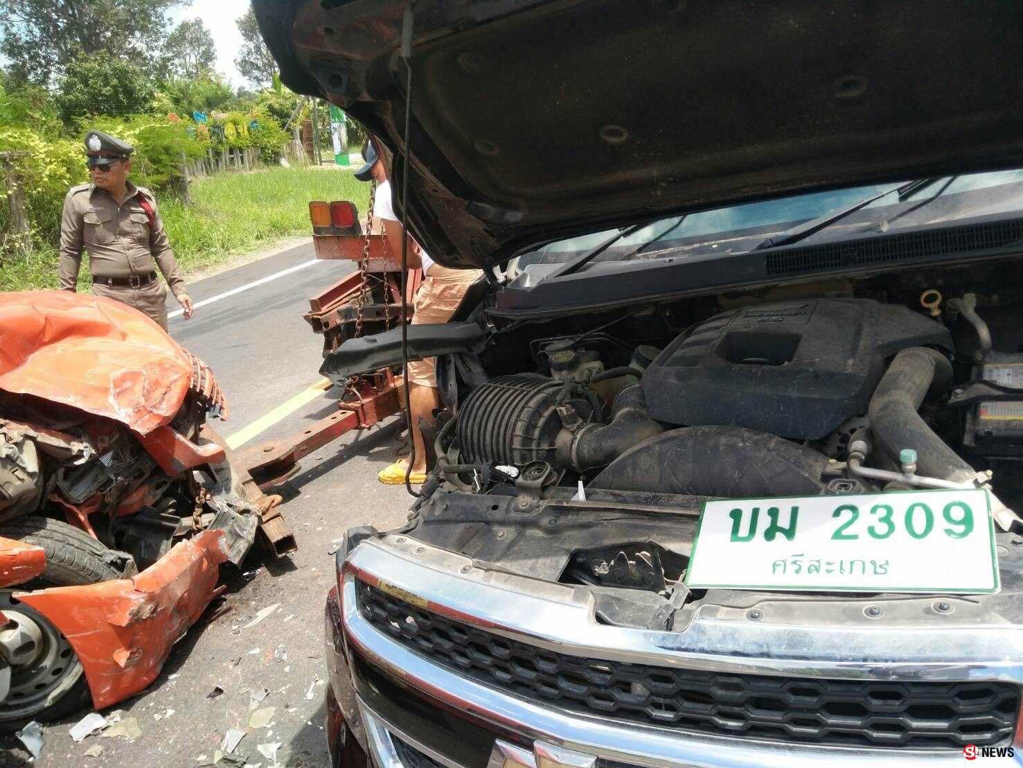 020761-ศรีสะเกษ รถกระบะหลุดโค้งชนประสานงากันอย่างจัง มีผู้บาดเจ็บสาหัส 4 ราย