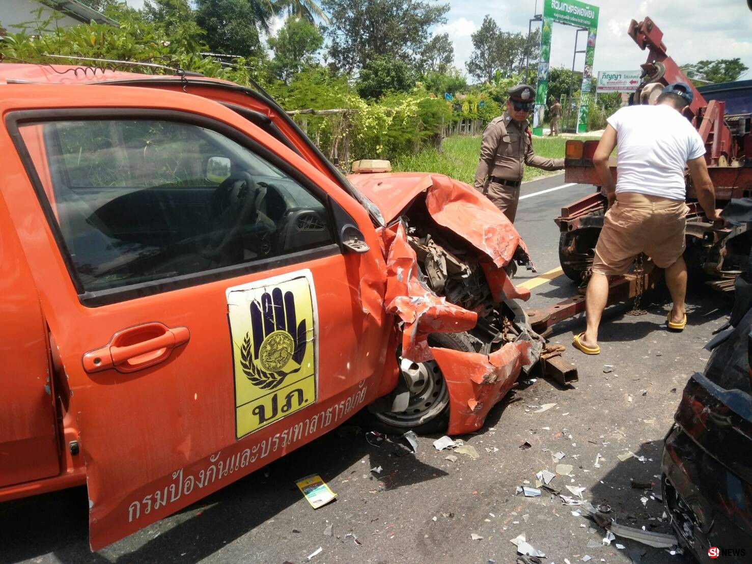 020761-ศรีสะเกษ รถกระบะหลุดโค้งชนประสานงากันอย่างจัง มีผู้บาดเจ็บสาหัส 4 ราย