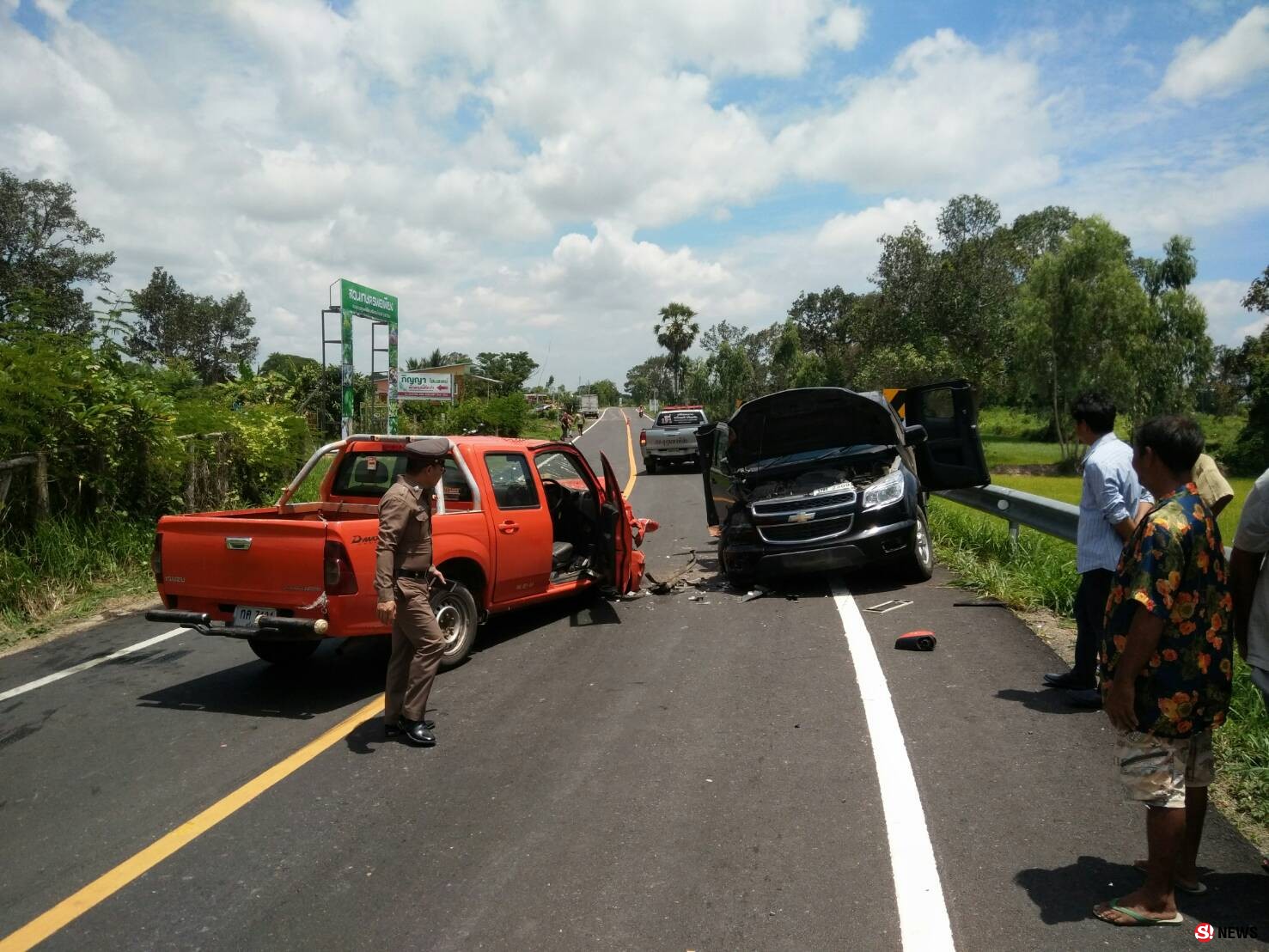 020761-ศรีสะเกษ รถกระบะหลุดโค้งชนประสานงากันอย่างจัง มีผู้บาดเจ็บสาหัส 4 ราย