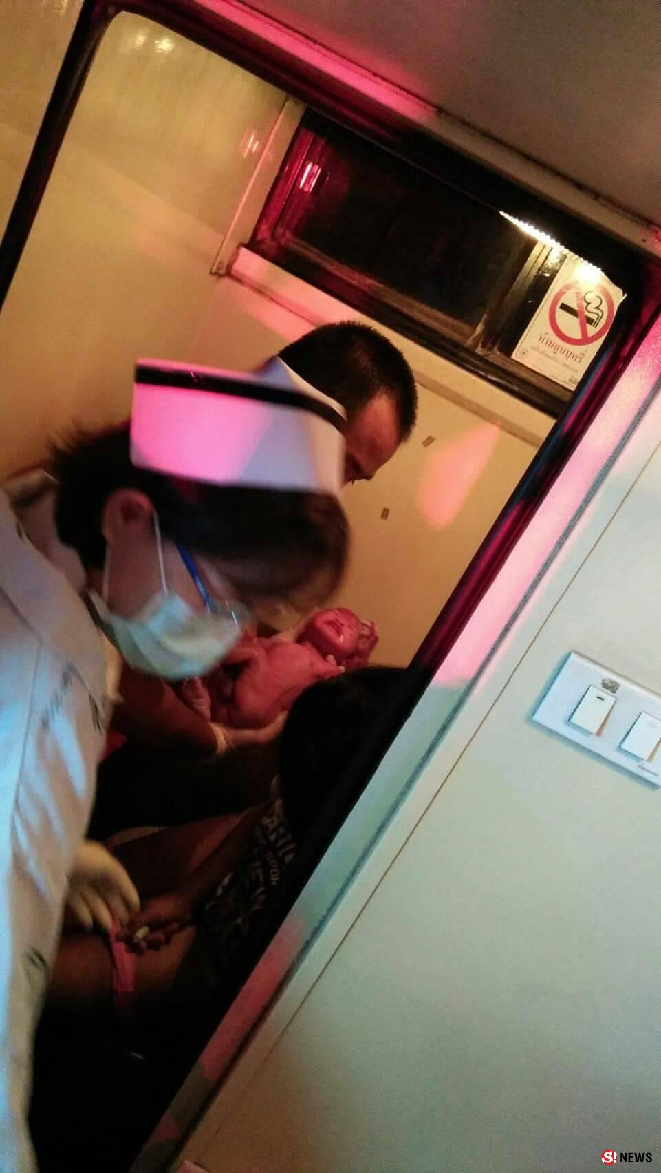 คุณแม่วัยรุ่นคลอดลูกบนรถทัวร์