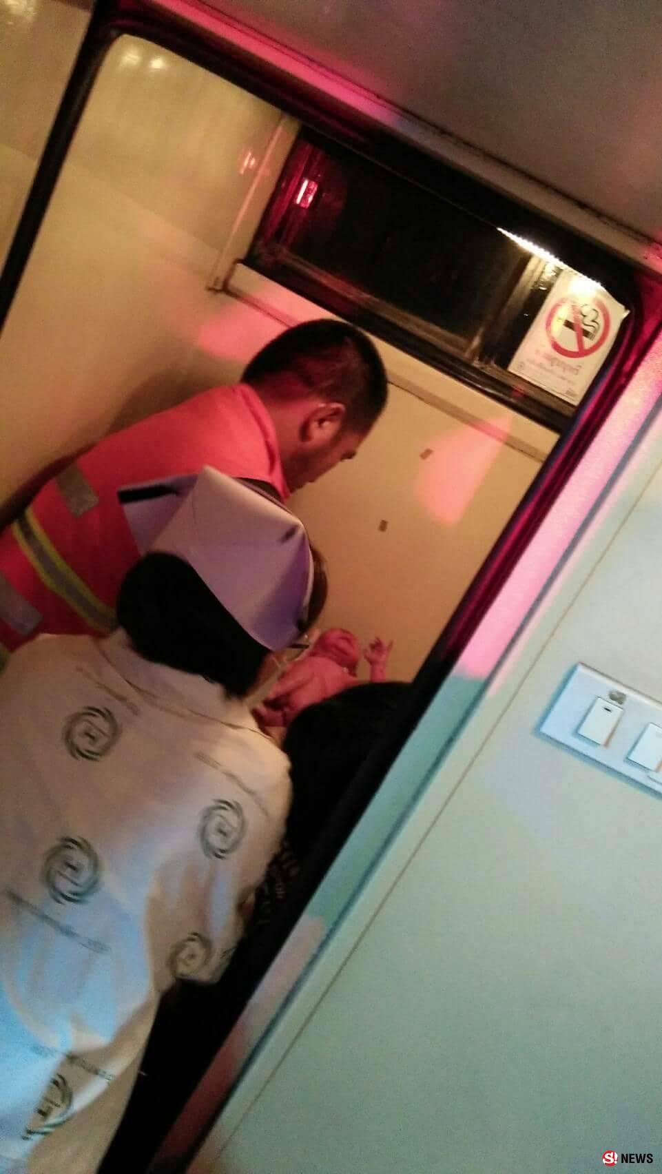 คุณแม่วัยรุ่นคลอดลูกบนรถทัวร์