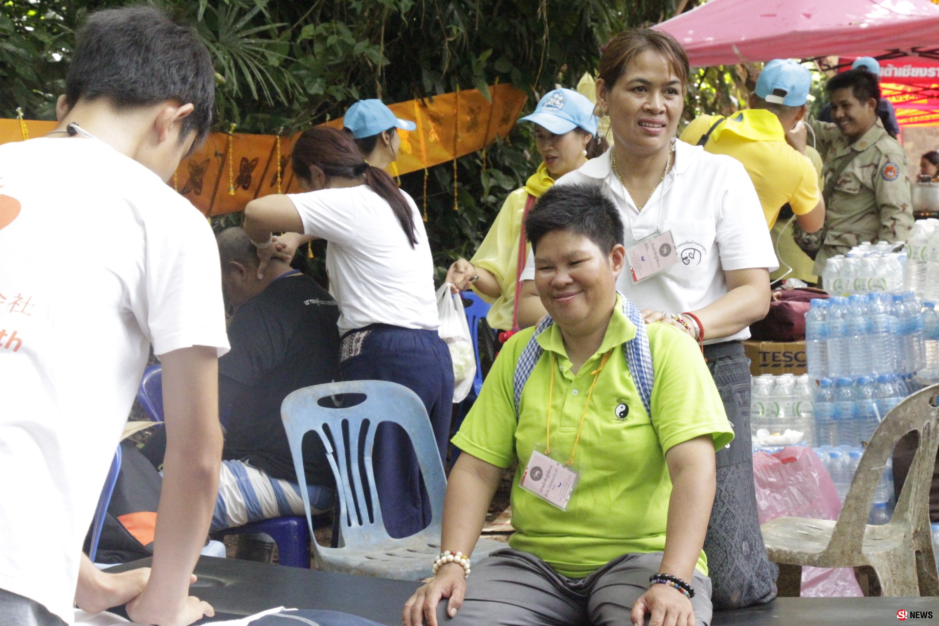 รีแลกซ์ไทม์! กลุ่มหมอนวดจิตอาสาแห่กดจับ-ตอกเส้น จนท.ถ้ำหลวงฟินทุกคน