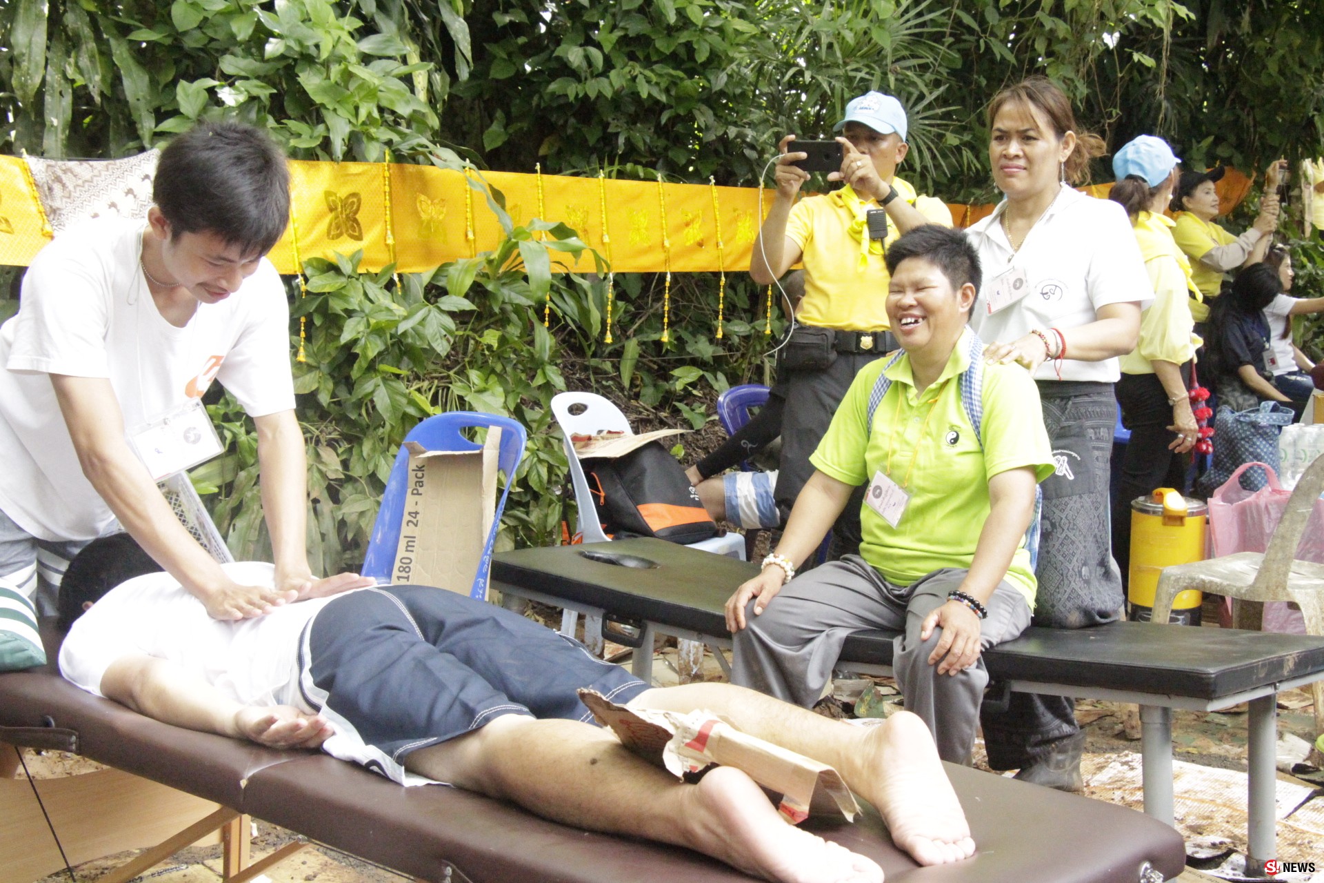 รีแลกซ์ไทม์! กลุ่มหมอนวดจิตอาสาแห่กดจับ-ตอกเส้น จนท.ถ้ำหลวงฟินทุกคน