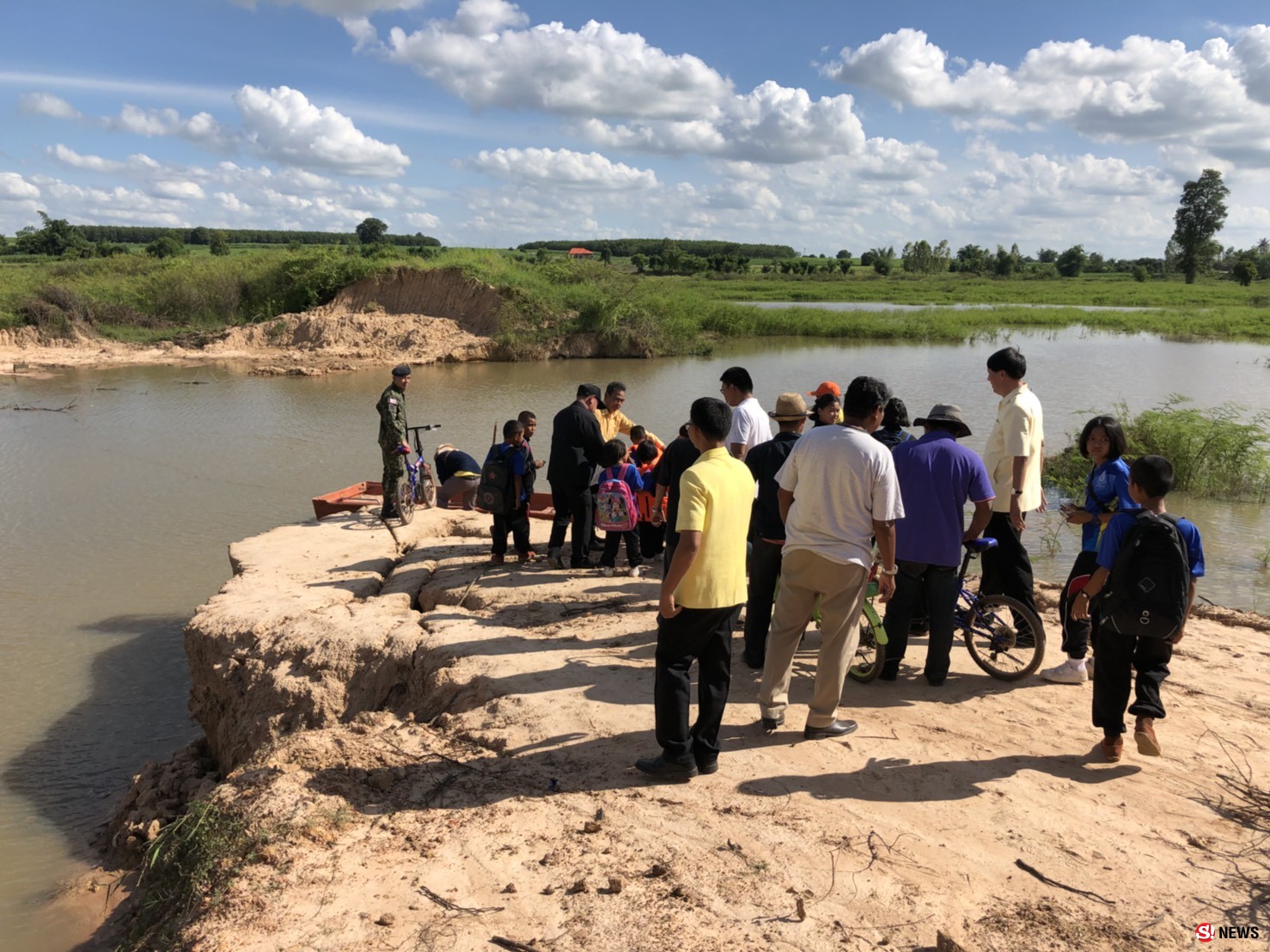 7 วันเสร็จ! ผู้ว่าฯ กาฬสินธุ์เร่งติดตั้ง “สะพานเบร์ลี่” ช่วยชาวบ้านถนนขาด 700 ครัวเรือน