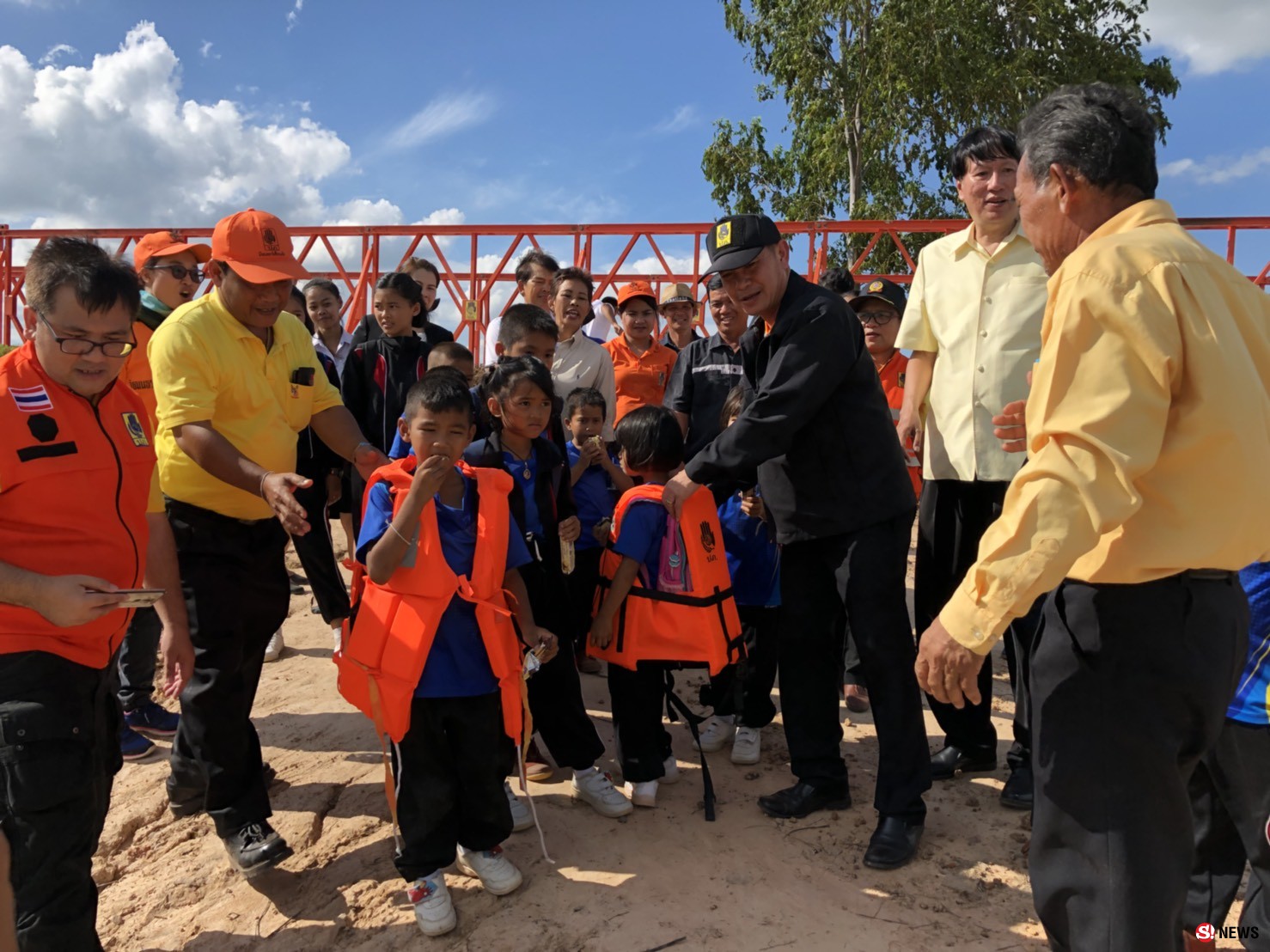 7 วันเสร็จ! ผู้ว่าฯ กาฬสินธุ์เร่งติดตั้ง “สะพานเบร์ลี่” ช่วยชาวบ้านถนนขาด 700 ครัวเรือน