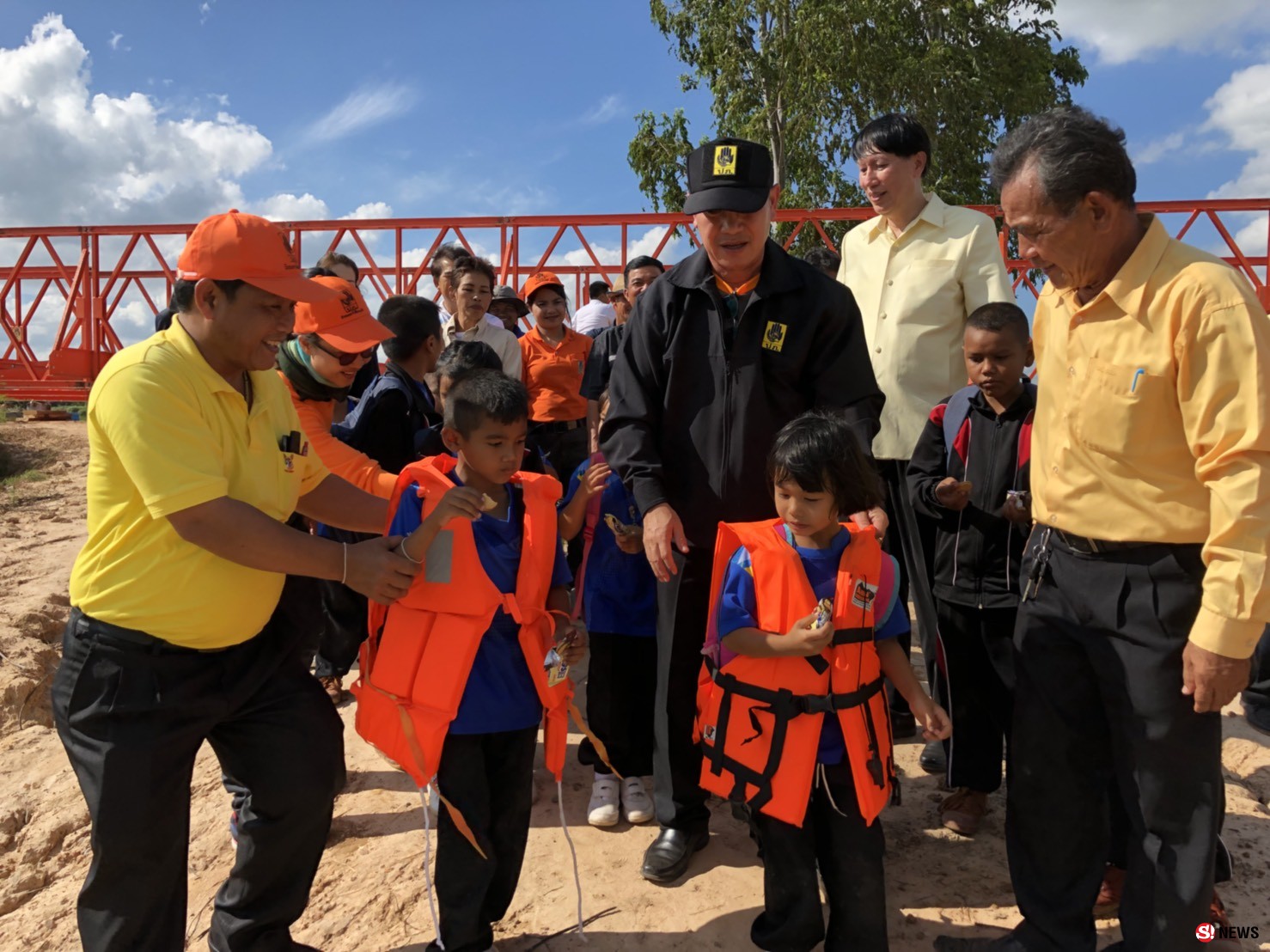 7 วันเสร็จ! ผู้ว่าฯ กาฬสินธุ์เร่งติดตั้ง “สะพานเบร์ลี่” ช่วยชาวบ้านถนนขาด 700 ครัวเรือน