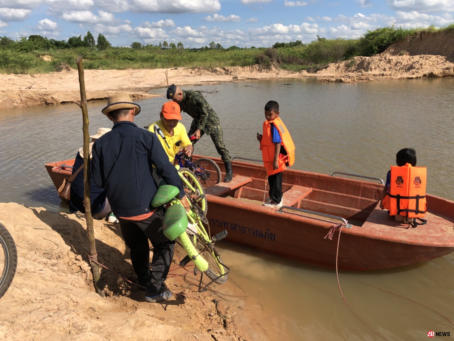 7 วันเสร็จ! ผู้ว่าฯ กาฬสินธุ์เร่งติดตั้ง “สะพานเบร์ลี่” ช่วยชาวบ้านถนนขาด 700 ครัวเรือน