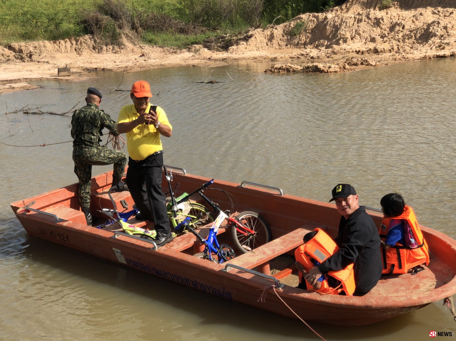 7 วันเสร็จ! ผู้ว่าฯ กาฬสินธุ์เร่งติดตั้ง “สะพานเบร์ลี่” ช่วยชาวบ้านถนนขาด 700 ครัวเรือน