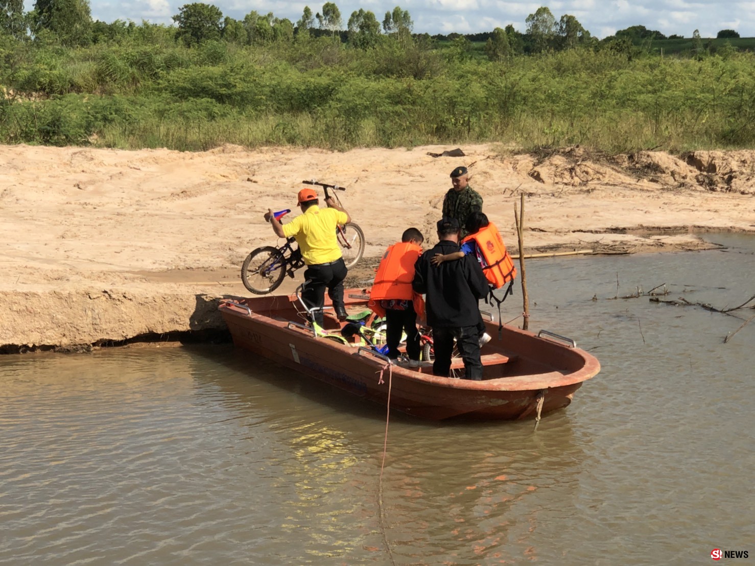 7 วันเสร็จ! ผู้ว่าฯ กาฬสินธุ์เร่งติดตั้ง “สะพานเบร์ลี่” ช่วยชาวบ้านถนนขาด 700 ครัวเรือน